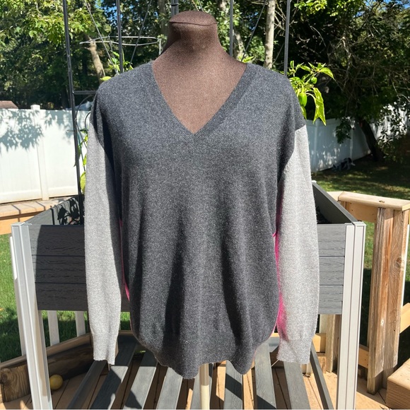 Autumn Cashmere Women’s Gray & Hot Pink V-Neck Sweater Size M Colorblock - Picture 1 of 5